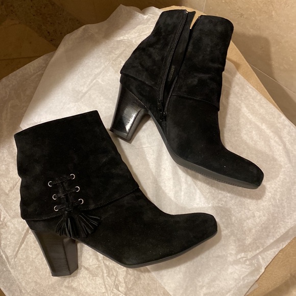 black suede short boot. Vaneli size 6 1/2 medium - Picture 2 of 3